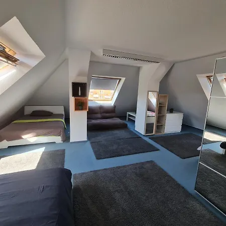 6 Bedroom Private & Lounge *