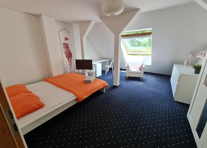 6 Bedroom Private & Lounge